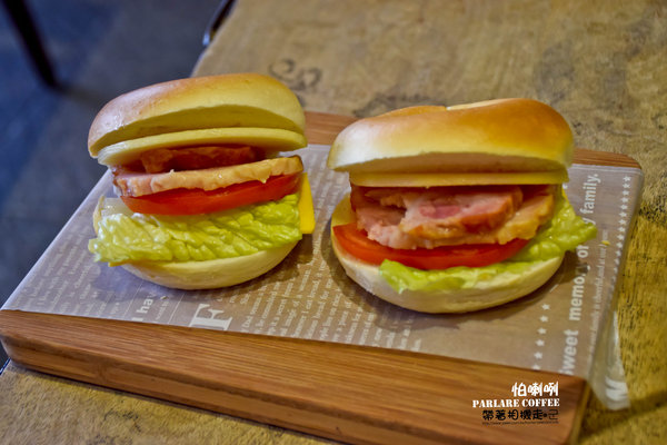 Parlare coffee 怕喇咧咖啡: 高雄 鳳山區.工業風格裡有可愛小熊出沒 立體拉花 Parlare coffee 怕喇咧咖啡