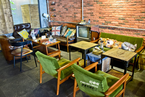 Parlare coffee 怕喇咧咖啡: 高雄 鳳山區.工業風格裡有可愛小熊出沒 立體拉花 Parlare coffee 怕喇咧咖啡