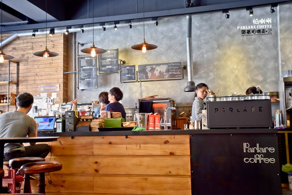 Parlare coffee 怕喇咧咖啡: 高雄 鳳山區.工業風格裡有可愛小熊出沒 立體拉花 Parlare coffee 怕喇咧咖啡