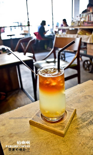 Parlare coffee 怕喇咧咖啡: 高雄 鳳山區.工業風格裡有可愛小熊出沒 立體拉花 Parlare coffee 怕喇咧咖啡