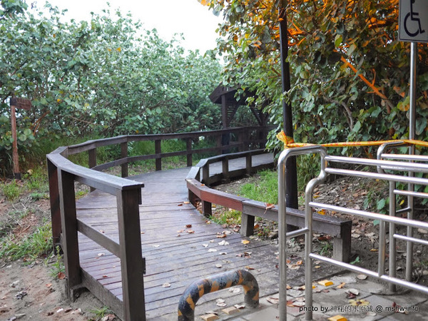 假日之森：【景點】苗栗假日之森白砂海岸@竹南濱海休憩區 : 沒有比基尼辣妹的白沙灘與防風林, 可以悠閒放鬆一整天…