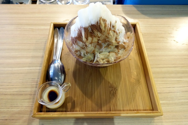 Mr.雪腐：(胖樺食記)永和四號公園旁必吃冰店「Mr.雪腐」，透心涼雪花冰、麻辣鴨血豆腐煲一次滿足。同場加應「Egg Shop香港雞蛋仔專賣店」