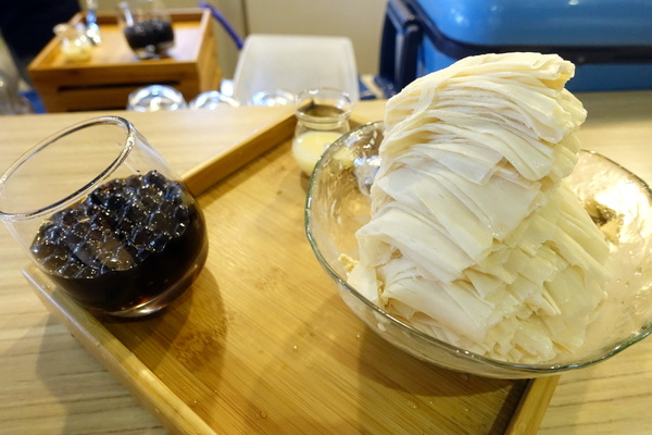 Mr.雪腐：(胖樺食記)永和四號公園旁必吃冰店「Mr.雪腐」，透心涼雪花冰、麻辣鴨血豆腐煲一次滿足。同場加應「Egg Shop香港雞蛋仔專賣店」