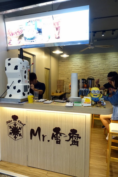 Mr.雪腐：(胖樺食記)永和四號公園旁必吃冰店「Mr.雪腐」，透心涼雪花冰、麻辣鴨血豆腐煲一次滿足。同場加應「Egg Shop香港雞蛋仔專賣店」