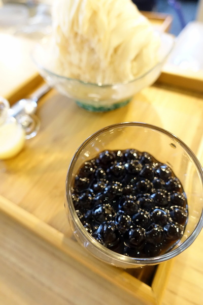 Mr.雪腐：(胖樺食記)永和四號公園旁必吃冰店「Mr.雪腐」，透心涼雪花冰、麻辣鴨血豆腐煲一次滿足。同場加應「Egg Shop香港雞蛋仔專賣店」