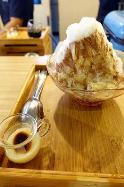 Mr.雪腐：(胖樺食記)永和四號公園旁必吃冰店「Mr.雪腐」，透心涼雪花冰、麻辣鴨血豆腐煲一次滿足。同場加應「Egg Shop香港雞蛋仔專賣店」