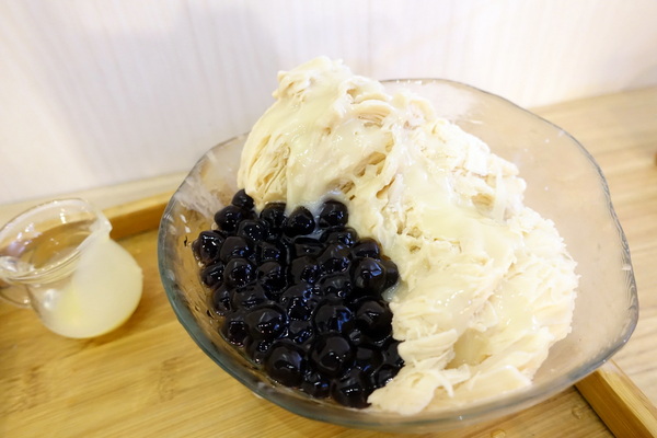 Mr.雪腐：(胖樺食記)永和四號公園旁必吃冰店「Mr.雪腐」，透心涼雪花冰、麻辣鴨血豆腐煲一次滿足。同場加應「Egg Shop香港雞蛋仔專賣店」