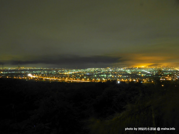 岳家庄夜景咖啡廳:【食記】台中岳家庄夜景咖啡廳.夜生活@沙鹿東海藝術街&都會公園後山 : 以咖啡,輕食,披薩與鐵塔佐海線夜景…