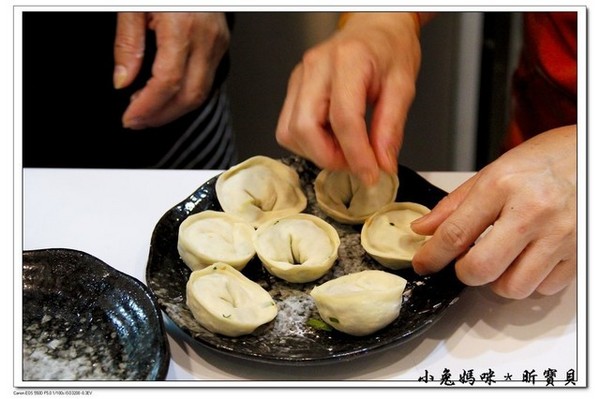 赤兔燒餃子:【美食 ♥ 桃園中壢】☼ 赤兔日式燒餃子 ☼ 現點現做,美味不打折,中原夜市新選擇♥♥