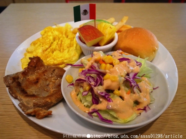 找鹿Brunch:【美食特搜。屏東市】找鹿Brunch早午餐店。找鹿超值餐 全麥原味蛋餅 找鹿紅茶 爽爽吃喝早午餐