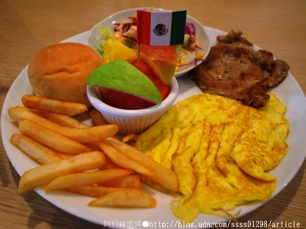 找鹿Brunch:【美食特搜。屏東市】找鹿Brunch早午餐店。找鹿超值餐 全麥原味蛋餅 找鹿紅茶 爽爽吃喝早午餐