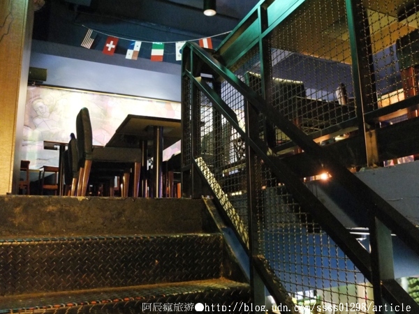 Weekend 餐酒館:【美食特搜。高雄左營區】Weekend 葳肯餐酒館(邀稿文)。異國料理這裡有 餐酒館度週末 飲一杯微醺之夜