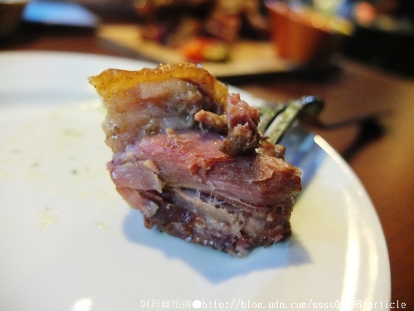 Weekend 餐酒館:【美食特搜。高雄左營區】Weekend 葳肯餐酒館(邀稿文)。異國料理這裡有 餐酒館度週末 飲一杯微醺之夜