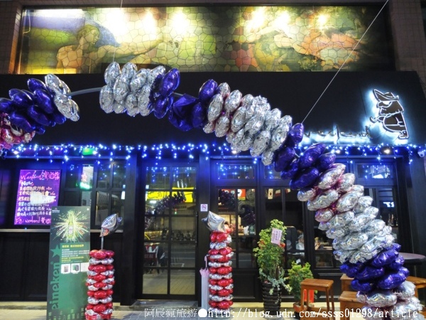 Weekend 餐酒館:【美食特搜。高雄左營區】Weekend 葳肯餐酒館(邀稿文)。異國料理這裡有 餐酒館度週末 飲一杯微醺之夜