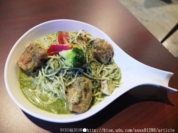 Weekend 餐酒館:【美食特搜。高雄左營區】Weekend 葳肯餐酒館(邀稿文)。異國料理這裡有 餐酒館度週末 飲一杯微醺之夜