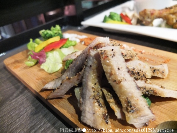 Weekend 餐酒館:【美食特搜。高雄左營區】Weekend 葳肯餐酒館(二次邀稿文)。爐烤松阪豬 燒烤雞腿排 香蕉奶酒 週末再來場味蕾饗宴