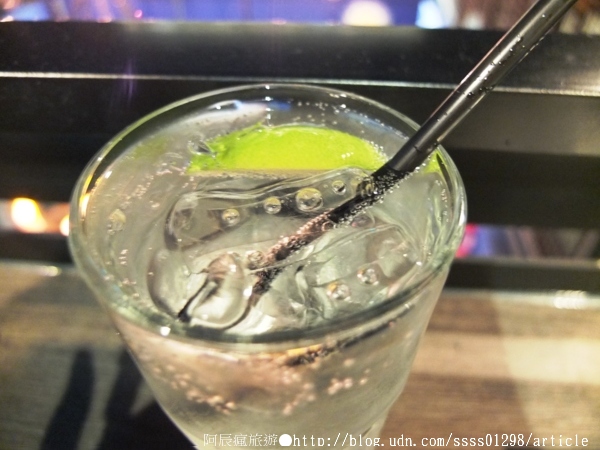 Weekend 餐酒館:【美食特搜。高雄左營區】Weekend 葳肯餐酒館(二次邀稿文)。爐烤松阪豬 燒烤雞腿排 香蕉奶酒 週末再來場味蕾饗宴