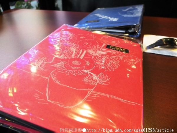 Weekend 餐酒館:【美食特搜。高雄左營區】Weekend 葳肯餐酒館(邀稿文)。異國料理這裡有 餐酒館度週末 飲一杯微醺之夜