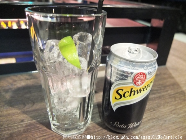 Weekend 餐酒館:【美食特搜。高雄左營區】Weekend 葳肯餐酒館(二次邀稿文)。爐烤松阪豬 燒烤雞腿排 香蕉奶酒 週末再來場味蕾饗宴