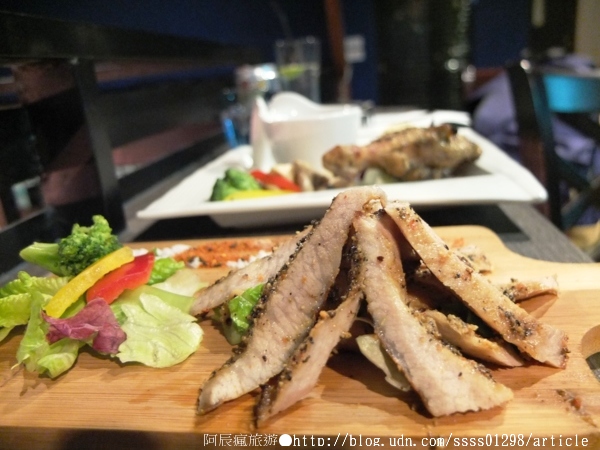 Weekend 餐酒館:【美食特搜。高雄左營區】Weekend 葳肯餐酒館(二次邀稿文)。爐烤松阪豬 燒烤雞腿排 香蕉奶酒 週末再來場味蕾饗宴