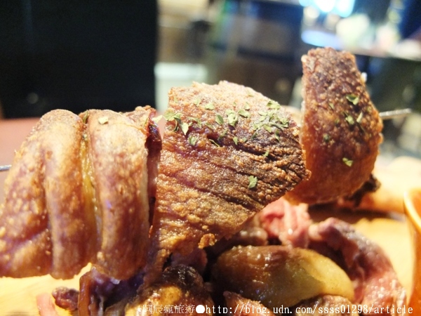 Weekend 餐酒館:【美食特搜。高雄左營區】Weekend 葳肯餐酒館(邀稿文)。異國料理這裡有 餐酒館度週末 飲一杯微醺之夜