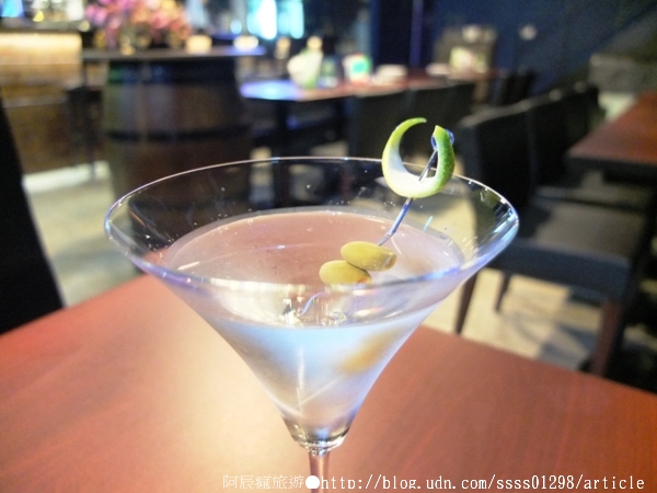 Weekend 餐酒館:【美食特搜。高雄左營區】Weekend 葳肯餐酒館(邀稿文)。異國料理這裡有 餐酒館度週末 飲一杯微醺之夜