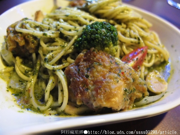 Weekend 餐酒館:【美食特搜。高雄左營區】Weekend 葳肯餐酒館(邀稿文)。異國料理這裡有 餐酒館度週末 飲一杯微醺之夜