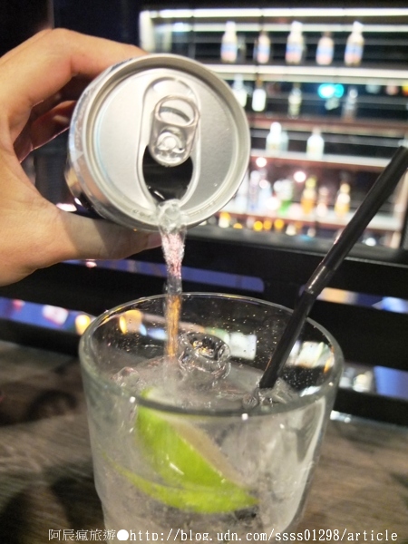 Weekend 餐酒館:【美食特搜。高雄左營區】Weekend 葳肯餐酒館(二次邀稿文)。爐烤松阪豬 燒烤雞腿排 香蕉奶酒 週末再來場味蕾饗宴