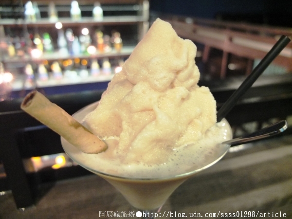 Weekend 餐酒館:【美食特搜。高雄左營區】Weekend 葳肯餐酒館(二次邀稿文)。爐烤松阪豬 燒烤雞腿排 香蕉奶酒 週末再來場味蕾饗宴