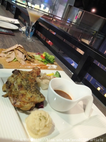 Weekend 餐酒館:【美食特搜。高雄左營區】Weekend 葳肯餐酒館(二次邀稿文)。爐烤松阪豬 燒烤雞腿排 香蕉奶酒 週末再來場味蕾饗宴