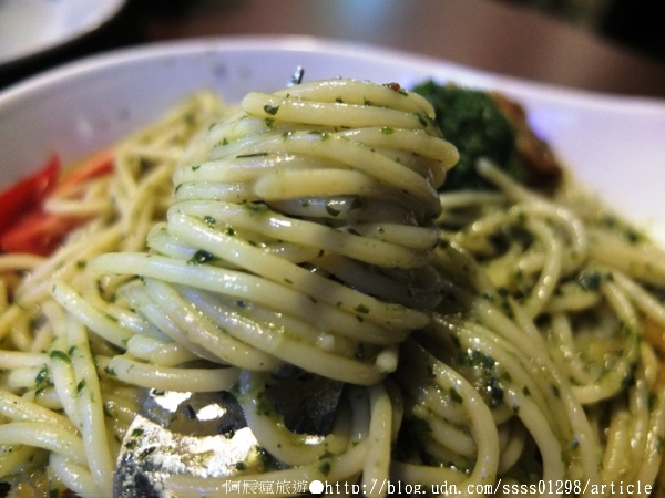 Weekend 餐酒館:【美食特搜。高雄左營區】Weekend 葳肯餐酒館(邀稿文)。異國料理這裡有 餐酒館度週末 飲一杯微醺之夜