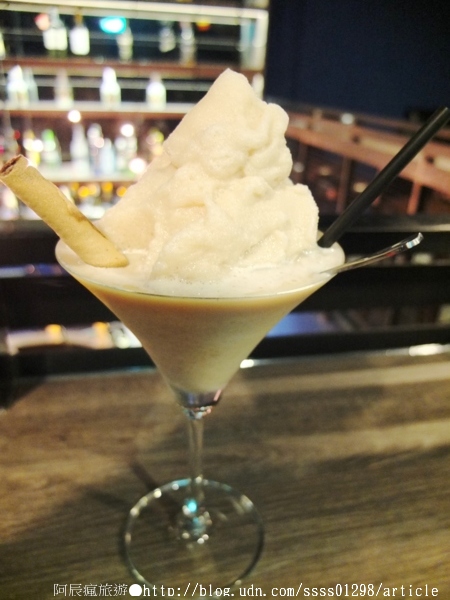 Weekend 餐酒館:【美食特搜。高雄左營區】Weekend 葳肯餐酒館(二次邀稿文)。爐烤松阪豬 燒烤雞腿排 香蕉奶酒 週末再來場味蕾饗宴