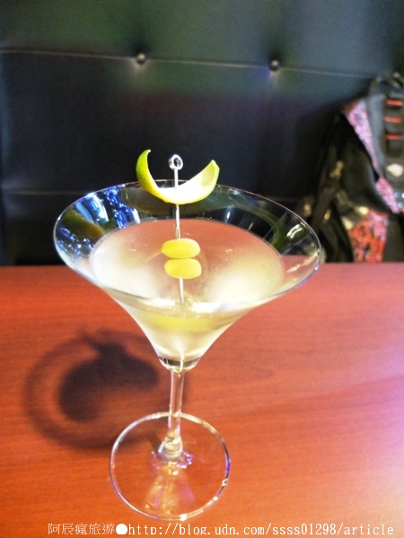 Weekend 餐酒館:【美食特搜。高雄左營區】Weekend 葳肯餐酒館(邀稿文)。異國料理這裡有 餐酒館度週末 飲一杯微醺之夜