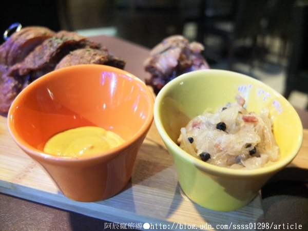 Weekend 餐酒館:【美食特搜。高雄左營區】Weekend 葳肯餐酒館(邀稿文)。異國料理這裡有 餐酒館度週末 飲一杯微醺之夜