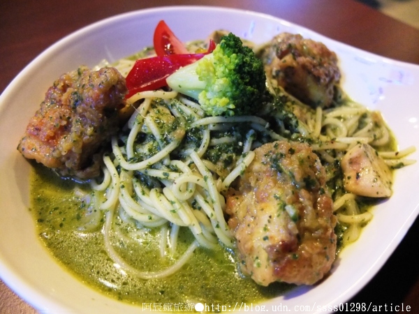 Weekend 餐酒館:【美食特搜。高雄左營區】Weekend 葳肯餐酒館(邀稿文)。異國料理這裡有 餐酒館度週末 飲一杯微醺之夜