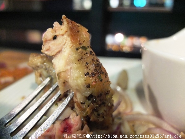 Weekend 餐酒館:【美食特搜。高雄左營區】Weekend 葳肯餐酒館(二次邀稿文)。爐烤松阪豬 燒烤雞腿排 香蕉奶酒 週末再來場味蕾饗宴