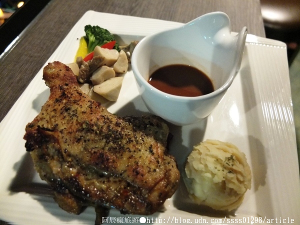 Weekend 餐酒館:【美食特搜。高雄左營區】Weekend 葳肯餐酒館(二次邀稿文)。爐烤松阪豬 燒烤雞腿排 香蕉奶酒 週末再來場味蕾饗宴