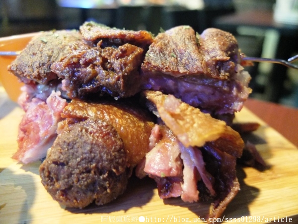 Weekend 餐酒館:【美食特搜。高雄左營區】Weekend 葳肯餐酒館(邀稿文)。異國料理這裡有 餐酒館度週末 飲一杯微醺之夜