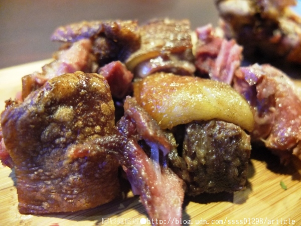 Weekend 餐酒館:【美食特搜。高雄左營區】Weekend 葳肯餐酒館(邀稿文)。異國料理這裡有 餐酒館度週末 飲一杯微醺之夜