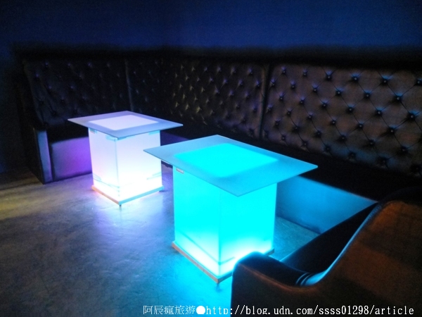 Weekend 餐酒館:【美食特搜。高雄左營區】Weekend 葳肯餐酒館(邀稿文)。異國料理這裡有 餐酒館度週末 飲一杯微醺之夜