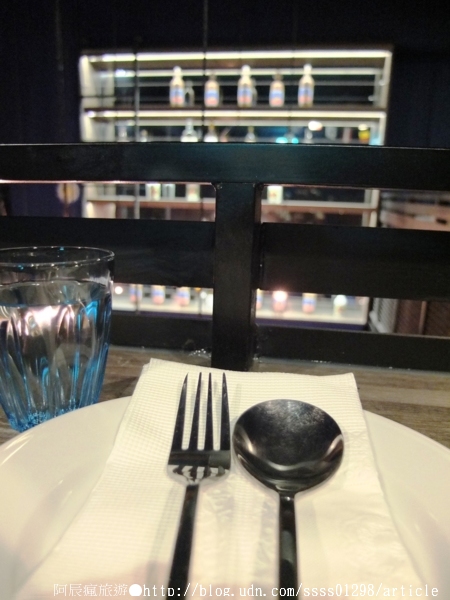 Weekend 餐酒館:【美食特搜。高雄左營區】Weekend 葳肯餐酒館(二次邀稿文)。爐烤松阪豬 燒烤雞腿排 香蕉奶酒 週末再來場味蕾饗宴