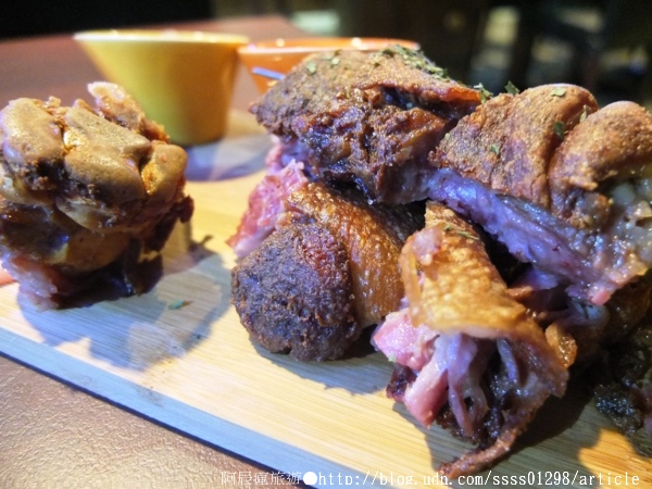 Weekend 餐酒館:【美食特搜。高雄左營區】Weekend 葳肯餐酒館(邀稿文)。異國料理這裡有 餐酒館度週末 飲一杯微醺之夜