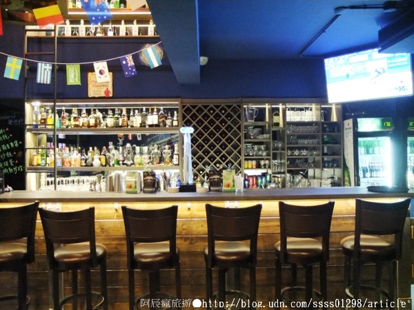 Weekend 餐酒館:【美食特搜。高雄左營區】Weekend 葳肯餐酒館(邀稿文)。異國料理這裡有 餐酒館度週末 飲一杯微醺之夜