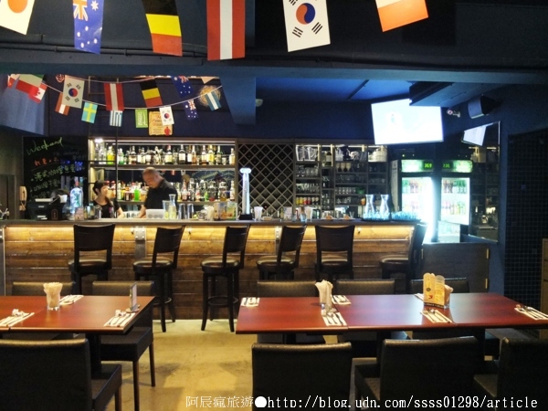 Weekend 餐酒館:【美食特搜。高雄左營區】Weekend 葳肯餐酒館(二次邀稿文)。爐烤松阪豬 燒烤雞腿排 香蕉奶酒 週末再來場味蕾饗宴