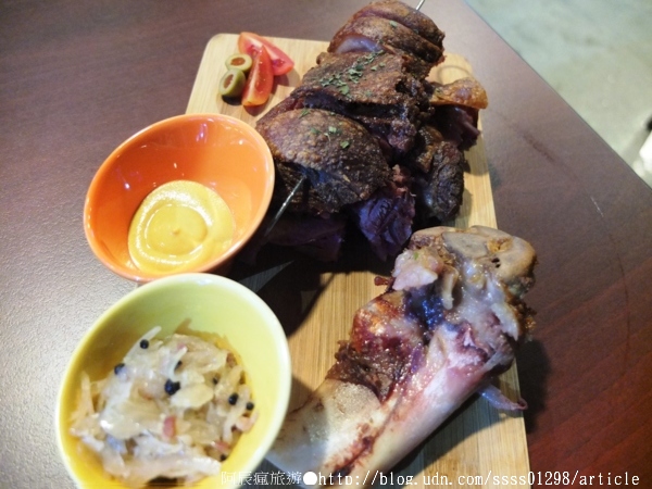 Weekend 餐酒館:【美食特搜。高雄左營區】Weekend 葳肯餐酒館(邀稿文)。異國料理這裡有 餐酒館度週末 飲一杯微醺之夜