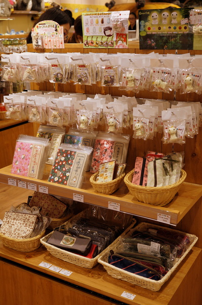 龍貓吉卜力專賣店「橡子共和國」：(胖樺遊記)台北信義區ATT4FUN”龍貓吉卜力專賣店--橡子共和國”。超萌龍貓從卡通中走出來。