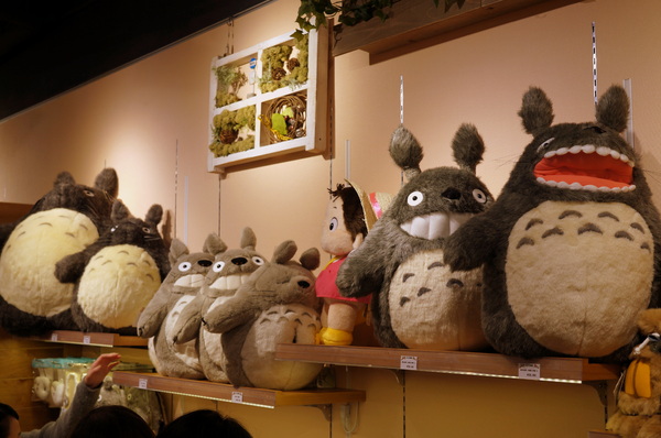 龍貓吉卜力專賣店「橡子共和國」：(胖樺遊記)台北信義區ATT4FUN”龍貓吉卜力專賣店--橡子共和國”。超萌龍貓從卡通中走出來。