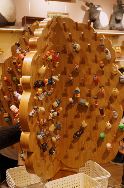 龍貓吉卜力專賣店「橡子共和國」：(胖樺遊記)台北信義區ATT4FUN”龍貓吉卜力專賣店--橡子共和國”。超萌龍貓從卡通中走出來。