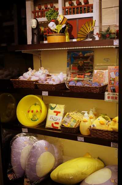 龍貓吉卜力專賣店「橡子共和國」：(胖樺遊記)台北信義區ATT4FUN”龍貓吉卜力專賣店--橡子共和國”。超萌龍貓從卡通中走出來。