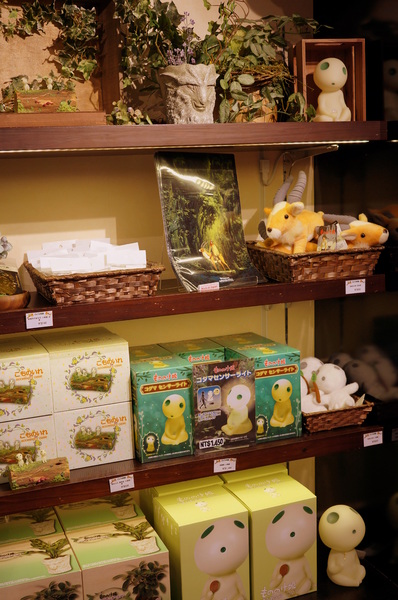 龍貓吉卜力專賣店「橡子共和國」：(胖樺遊記)台北信義區ATT4FUN”龍貓吉卜力專賣店--橡子共和國”。超萌龍貓從卡通中走出來。